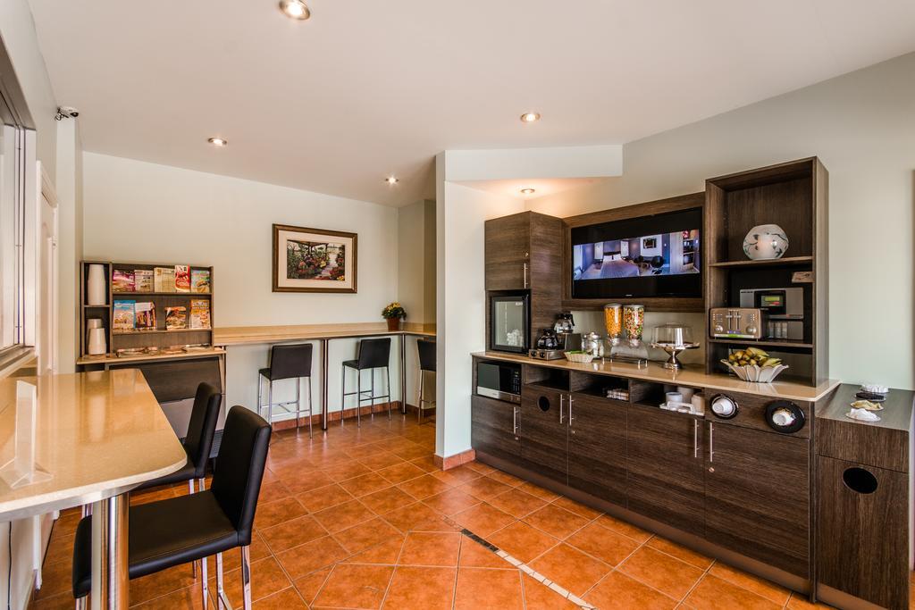 Olux Hotel-Motel-Suites Laval Extérieur photo